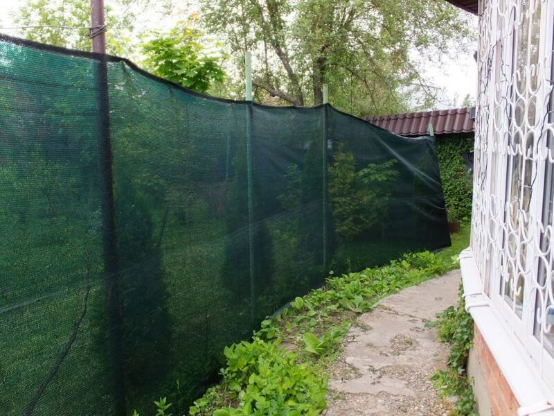 Фасадная сетка для забора на даче фото